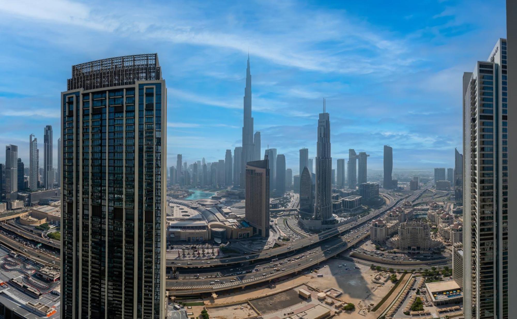 Chic 4 Bedroom I Burj Khalifa & Fountain Views I Direct Access To Mall I Free Gym, Pool, Parking Wi-fi And Ps5 I By Skyline Serenity Apartment