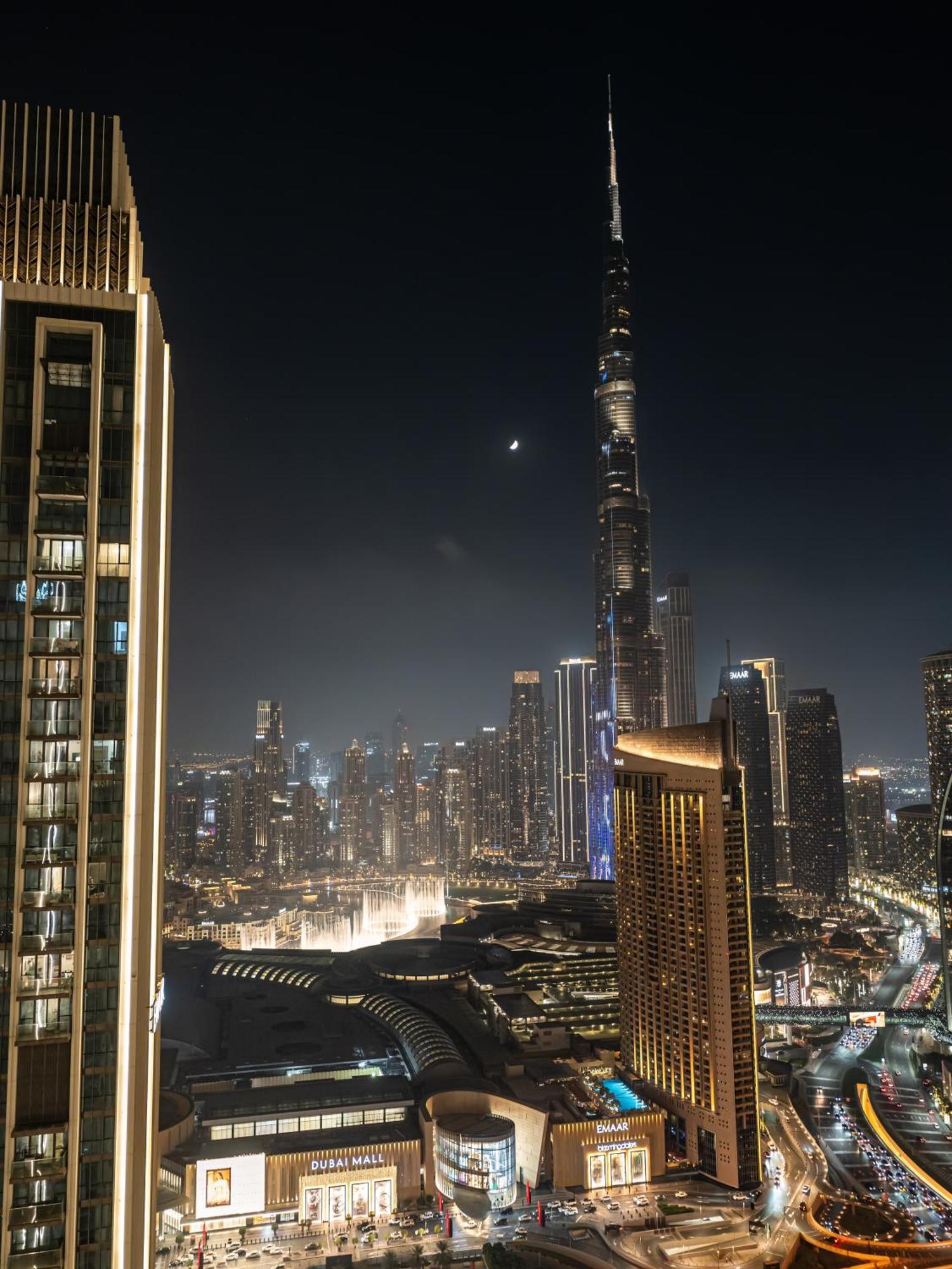 Apartment Chic 4 Bedroom I Burj Khalifa & Fountain Views I Direct Access To Mall I Free Gym, Pool, Parking Wi-fi And Ps5 I By Skyline Serenity