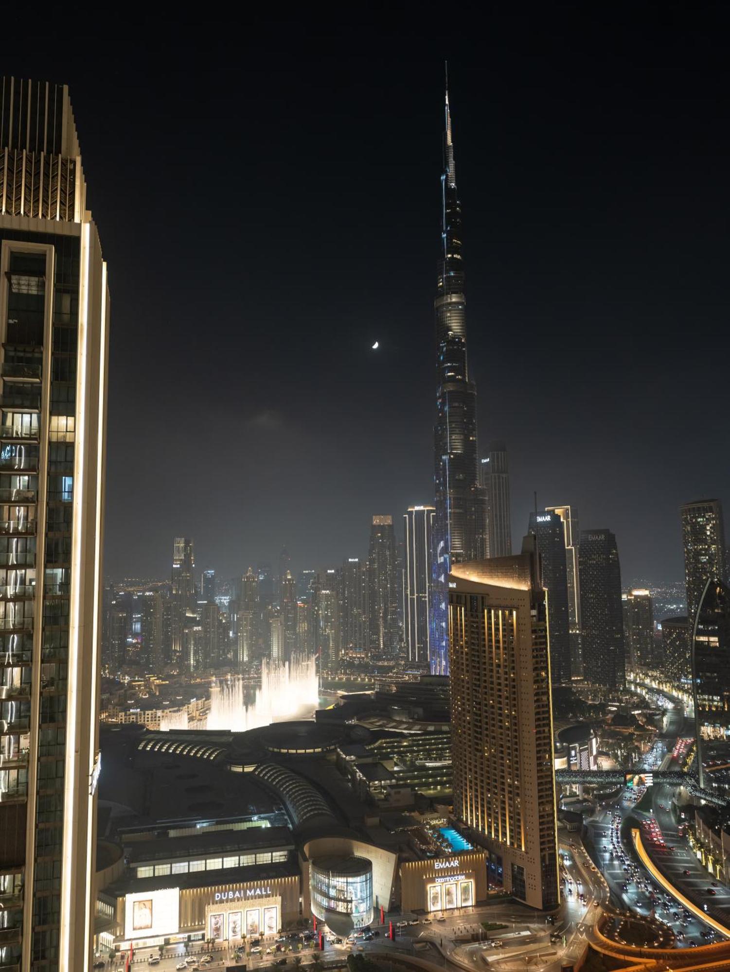 Chic 4 Bedroom I Burj Khalifa & Fountain Views I Direct Access To Mall I Free Gym, Pool, Parking Wi-fi And Ps5 I By Skyline Serenity *