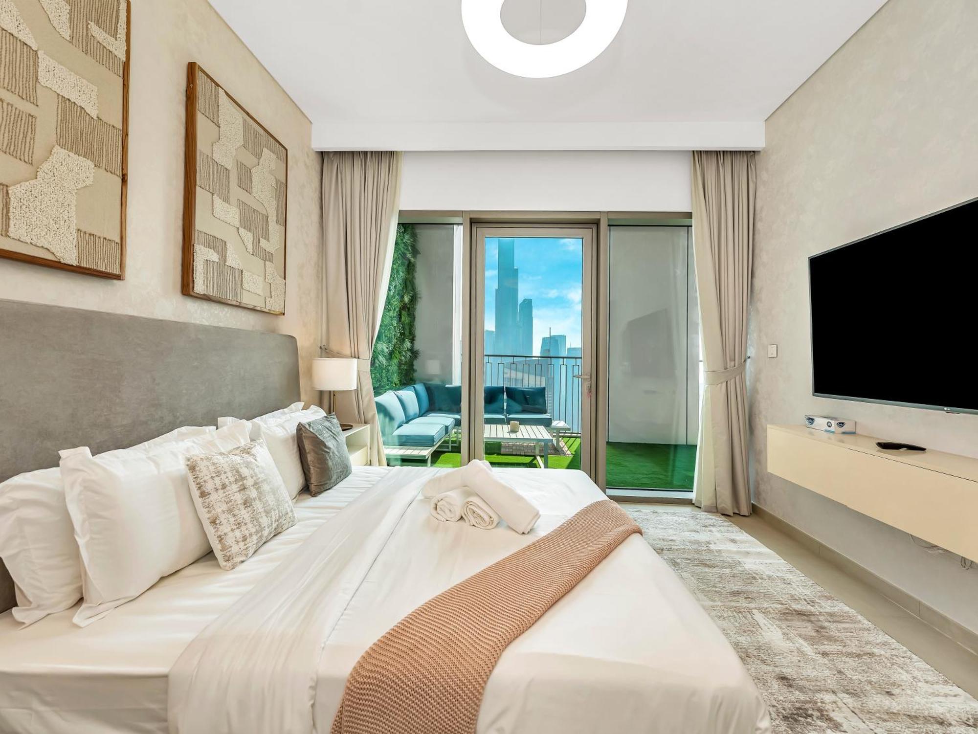 Apartment Chic 4 Bedroom I Burj Khalifa & Fountain Views I Direct Access To Mall I Free Gym, Pool, Parking Wi-fi And Ps5 I By Skyline Serenity
