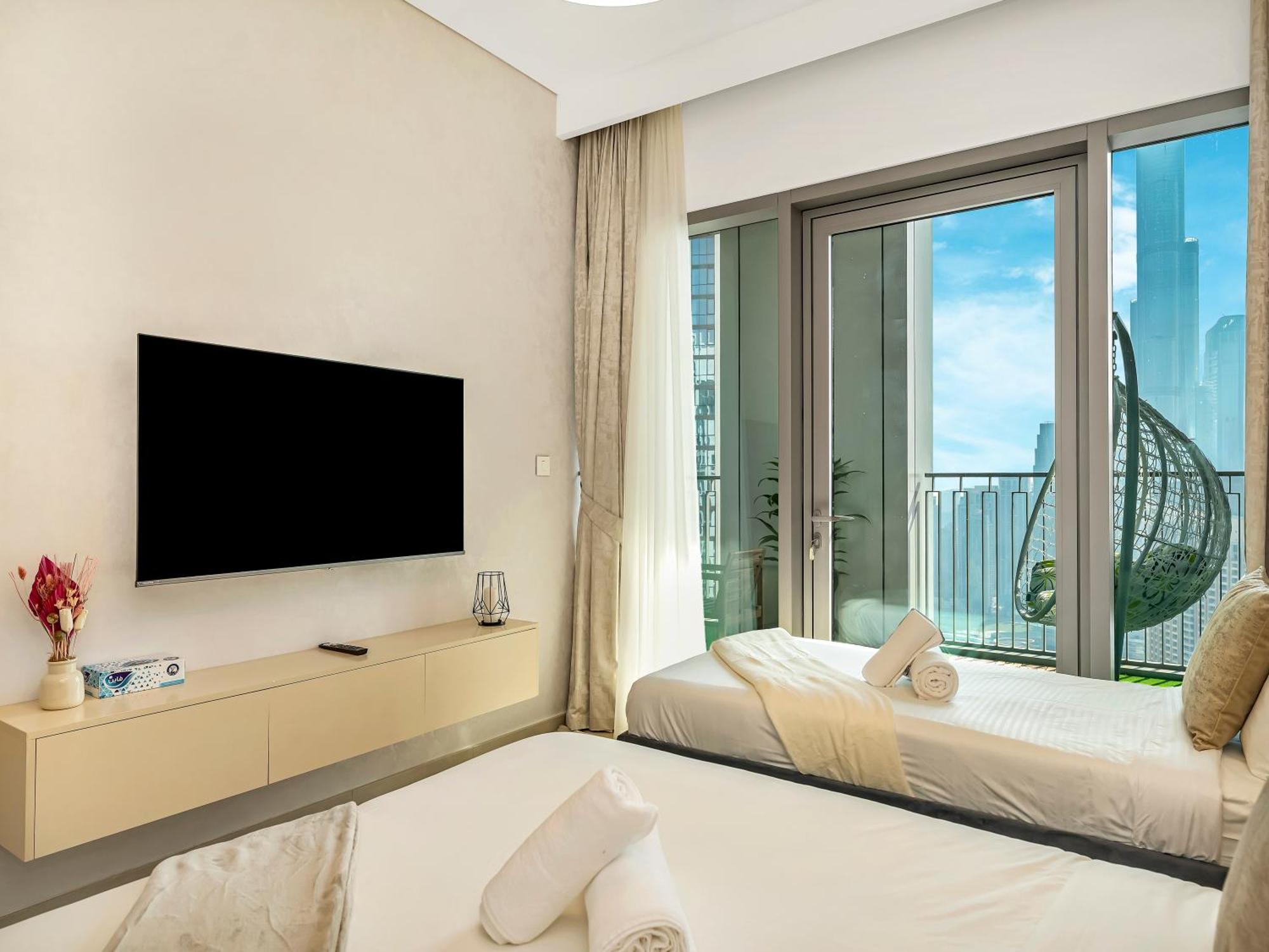 Chic 4 Bedroom I Burj Khalifa & Fountain Views I Direct Access To Mall I Free Gym, Pool, Parking Wi-fi And Ps5 I By Skyline Serenity *