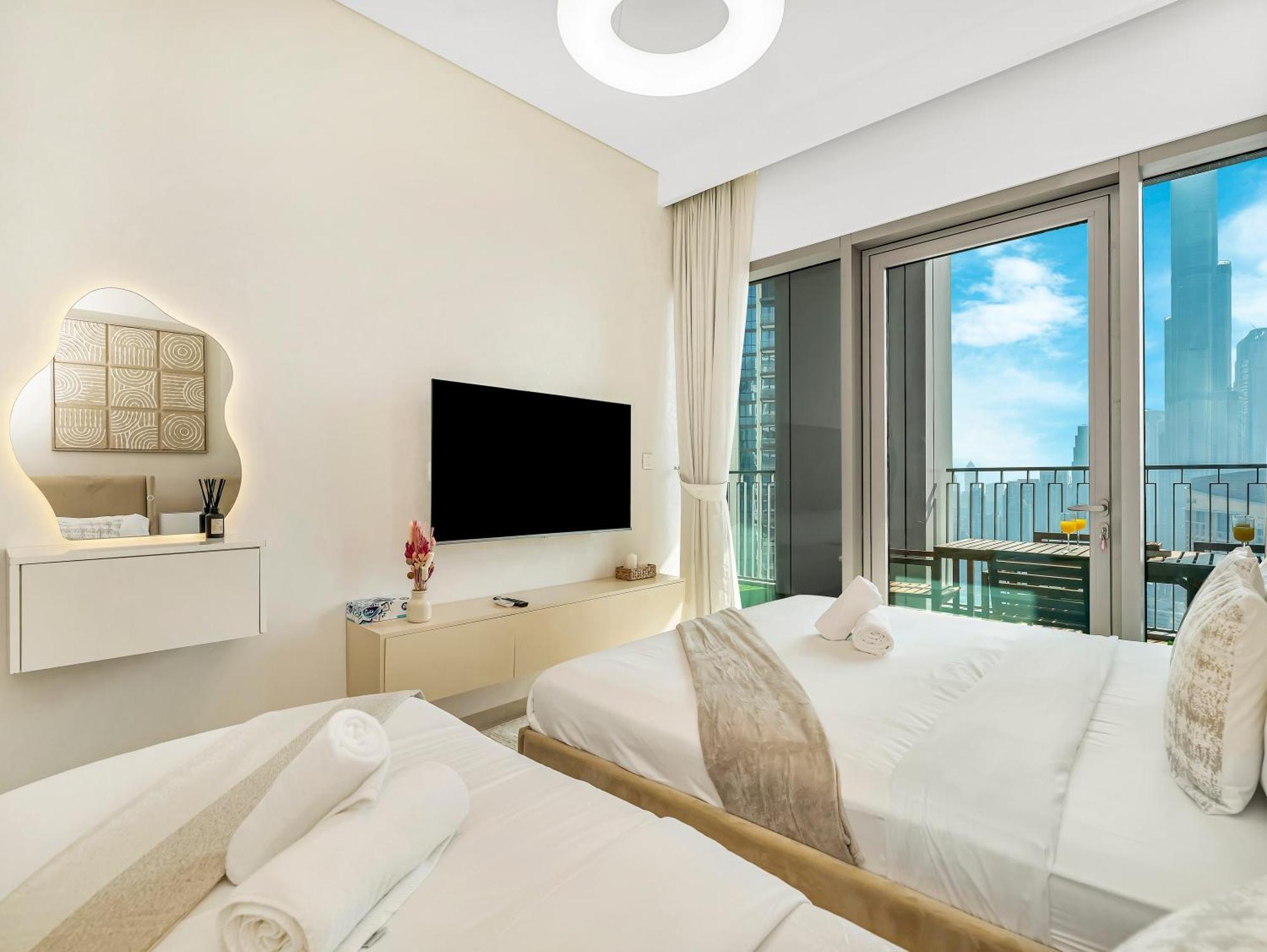 Chic 4 Bedroom I Burj Khalifa & Fountain Views I Direct Access To Mall I Free Gym, Pool, Parking Wi-fi And Ps5 I By Skyline Serenity * Dubai