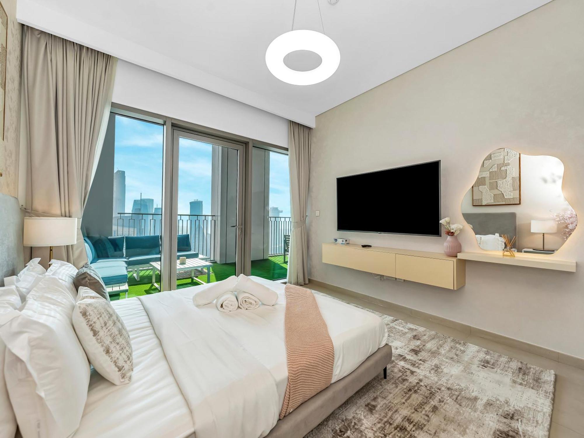 Chic 4 Bedroom I Burj Khalifa & Fountain Views I Direct Access To Mall I Free Gym, Pool, Parking Wi-fi And Ps5 I By Skyline Serenity
