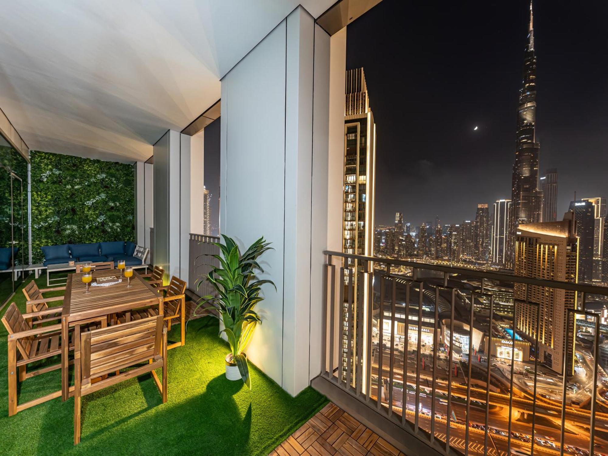 Apartment Chic 4 Bedroom I Burj Khalifa & Fountain Views I Direct Access To Mall I Free Gym, Pool, Parking Wi-fi And Ps5 I By Skyline Serenity