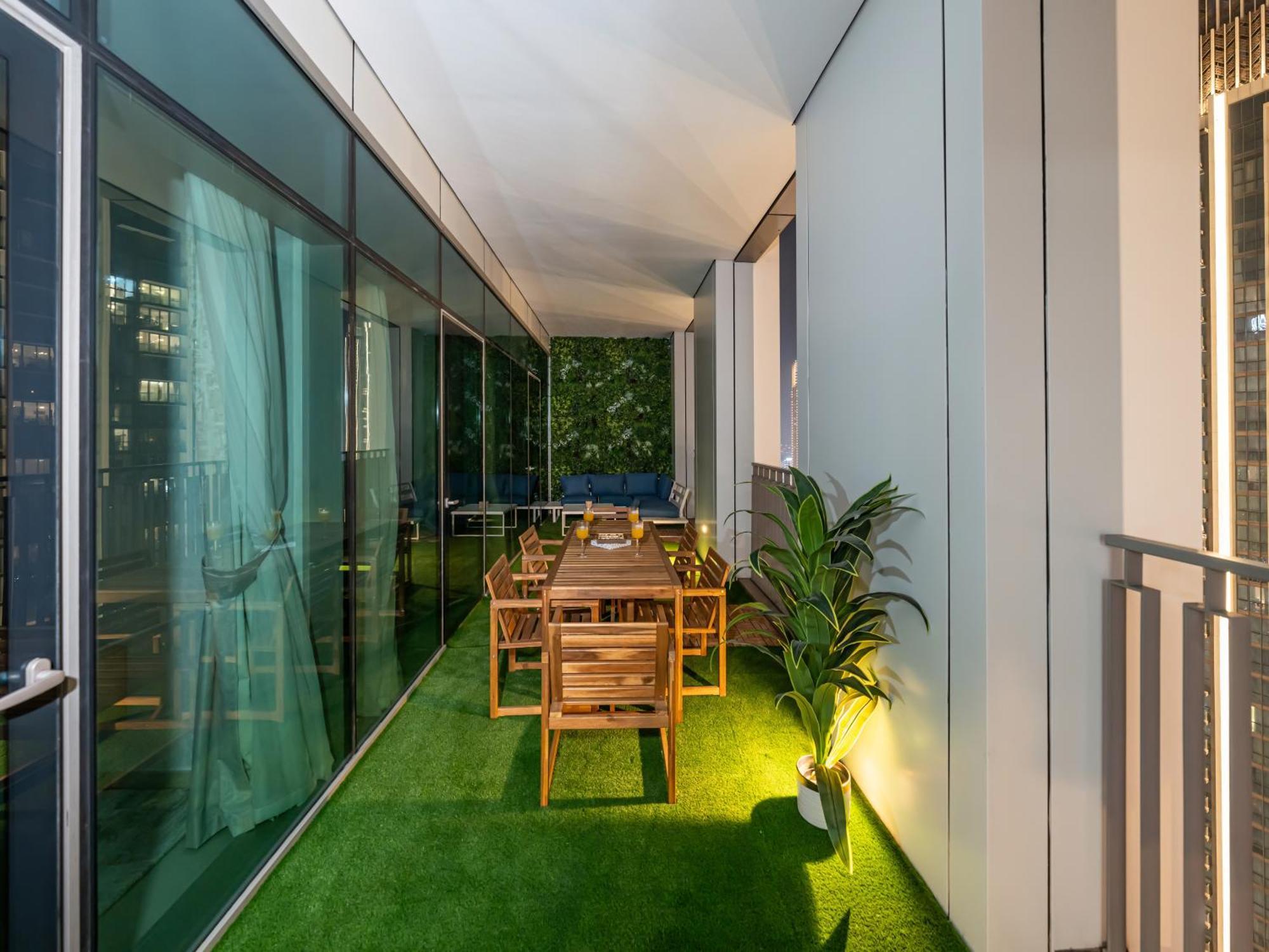 Apartment Chic 4 Bedroom I Burj Khalifa & Fountain Views I Direct Access To Mall I Free Gym, Pool, Parking Wi-fi And Ps5 I By Skyline Serenity Dubai