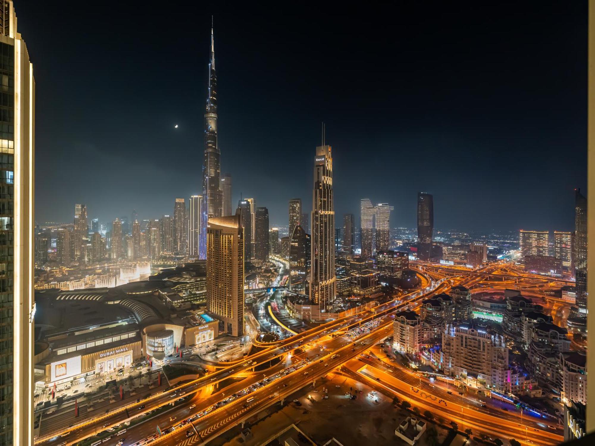 Chic 4 Bedroom I Burj Khalifa & Fountain Views I Direct Access To Mall I Free Gym, Pool, Parking Wi-fi And Ps5 I By Skyline Serenity Apartment *