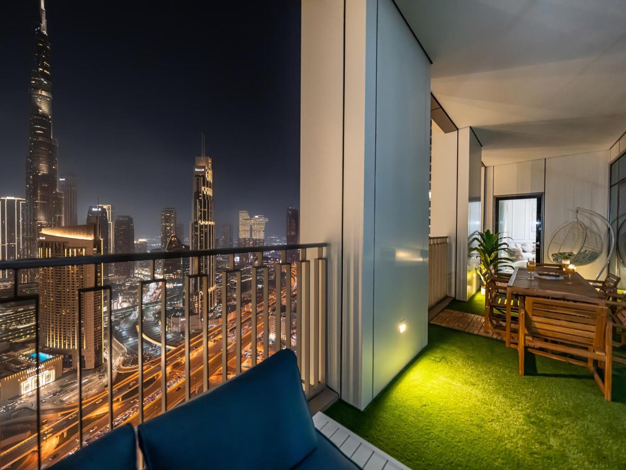 Chic 4 Bedroom I Burj Khalifa & Fountain Views I Direct Access To Mall I Free Gym, Pool, Parking Wi-fi And Ps5 I By Skyline Serenity Apartment Dubai