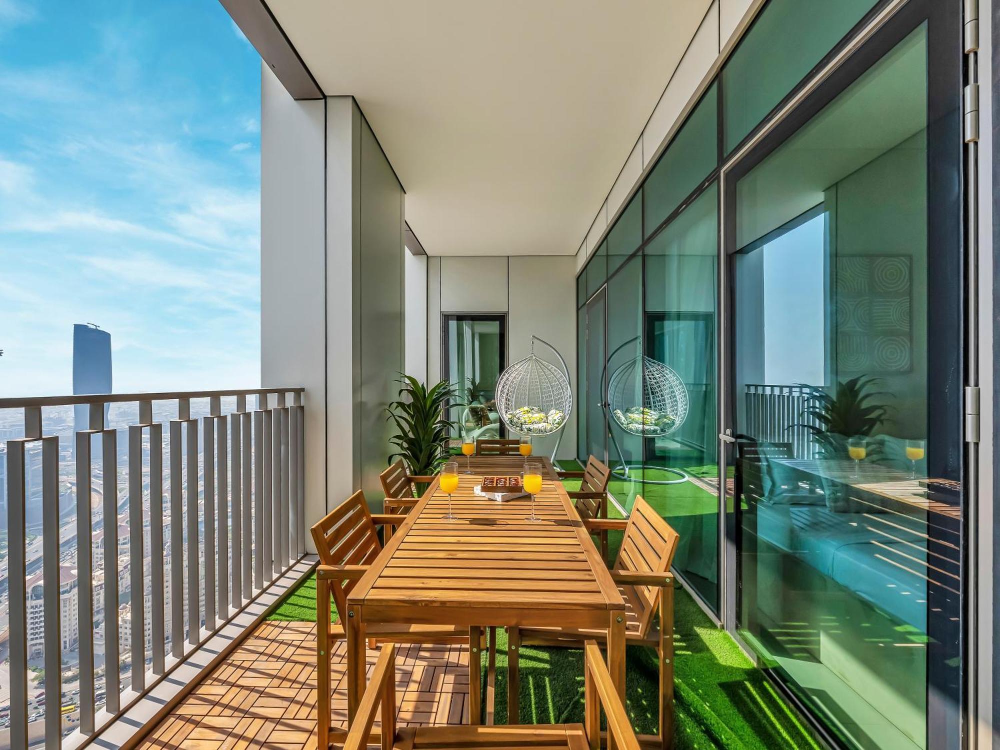 Chic 4 Bedroom I Burj Khalifa & Fountain Views I Direct Access To Mall I Free Gym, Pool, Parking Wi-fi And Ps5 I By Skyline Serenity Dubai