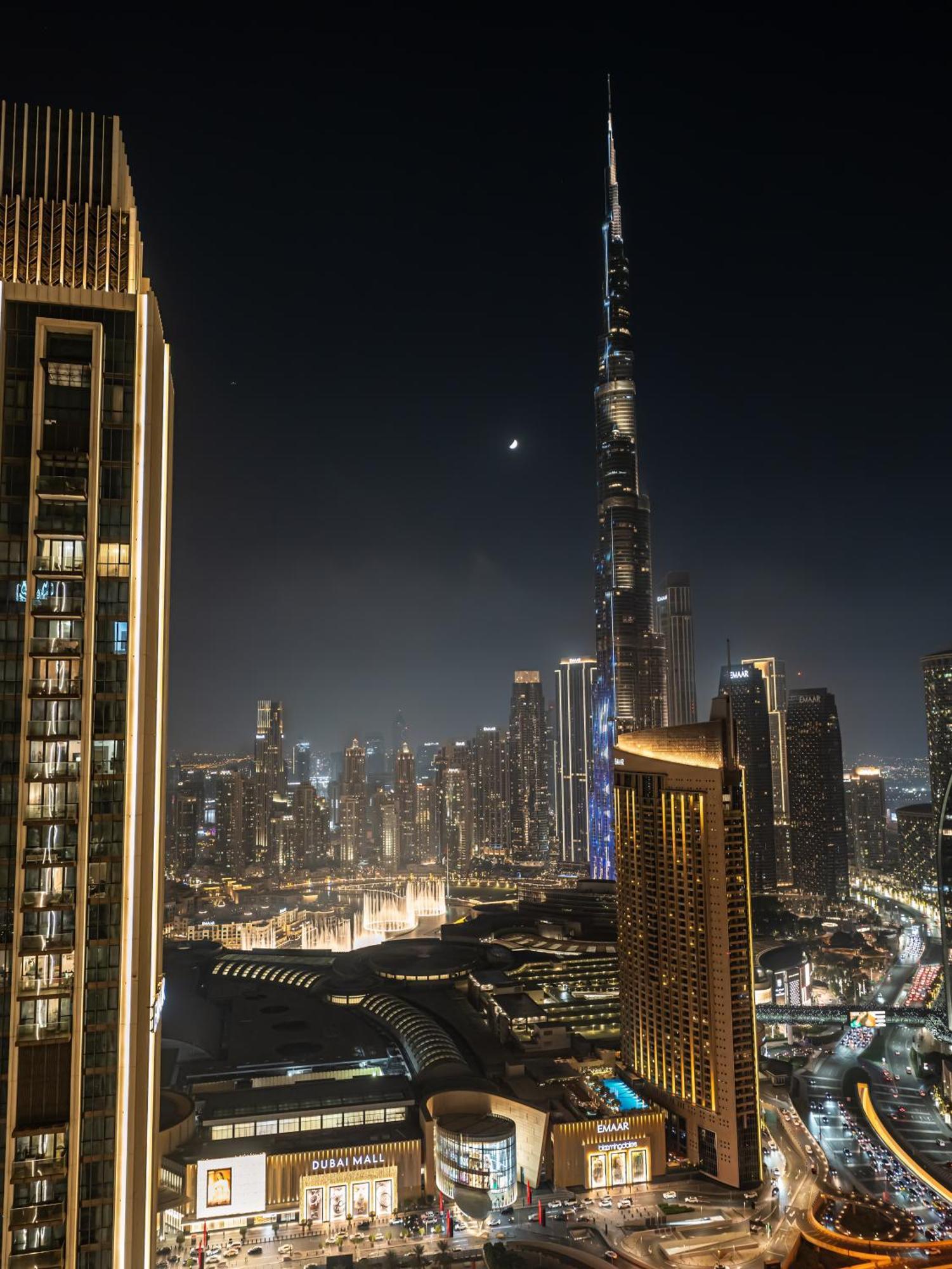 Chic 4 Bedroom I Burj Khalifa & Fountain Views I Direct Access To Mall I Free Gym, Pool, Parking Wi-fi And Ps5 I By Skyline Serenity