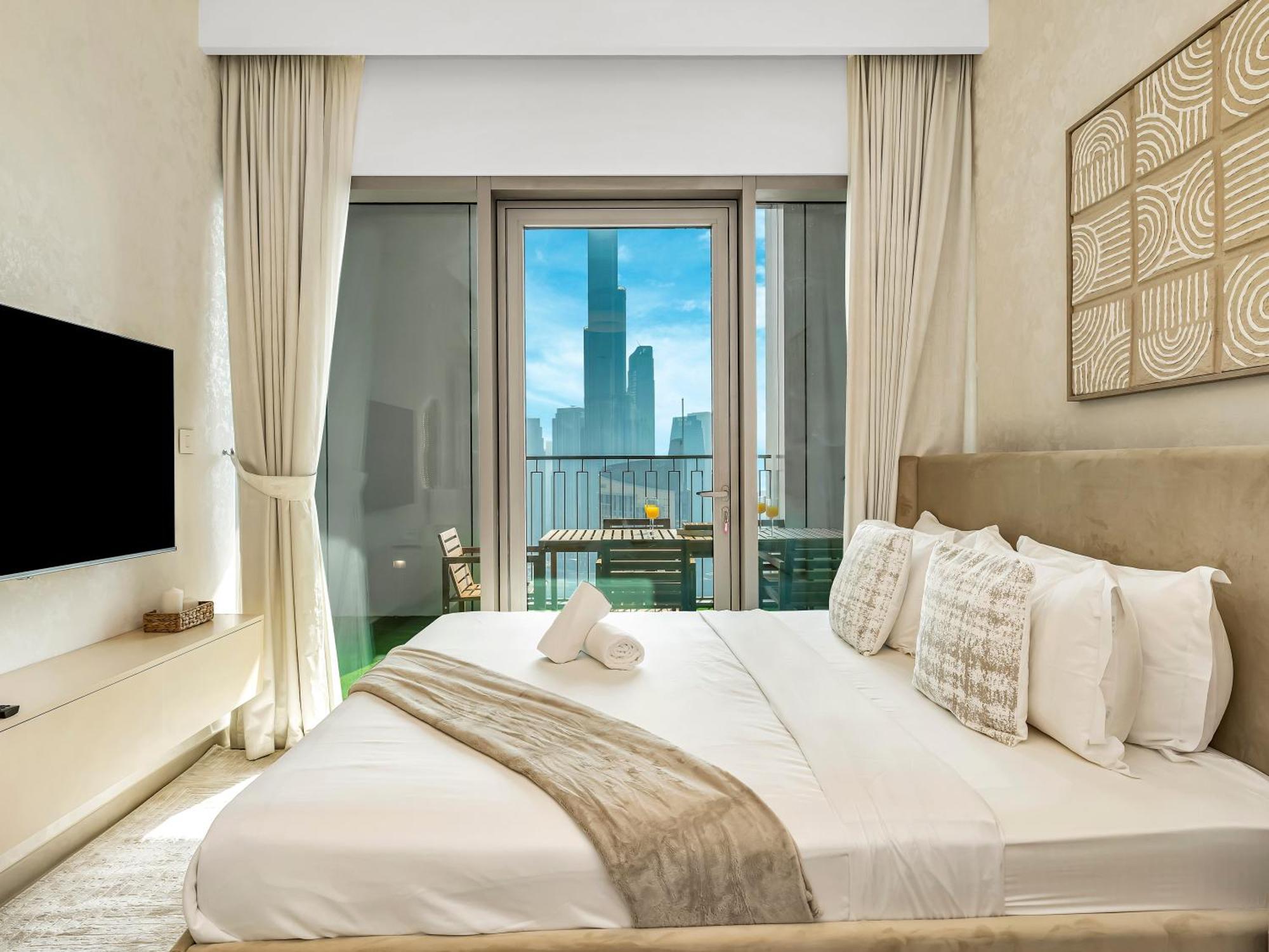 Apartment Chic 4 Bedroom I Burj Khalifa & Fountain Views I Direct Access To Mall I Free Gym, Pool, Parking Wi-fi And Ps5 I By Skyline Serenity