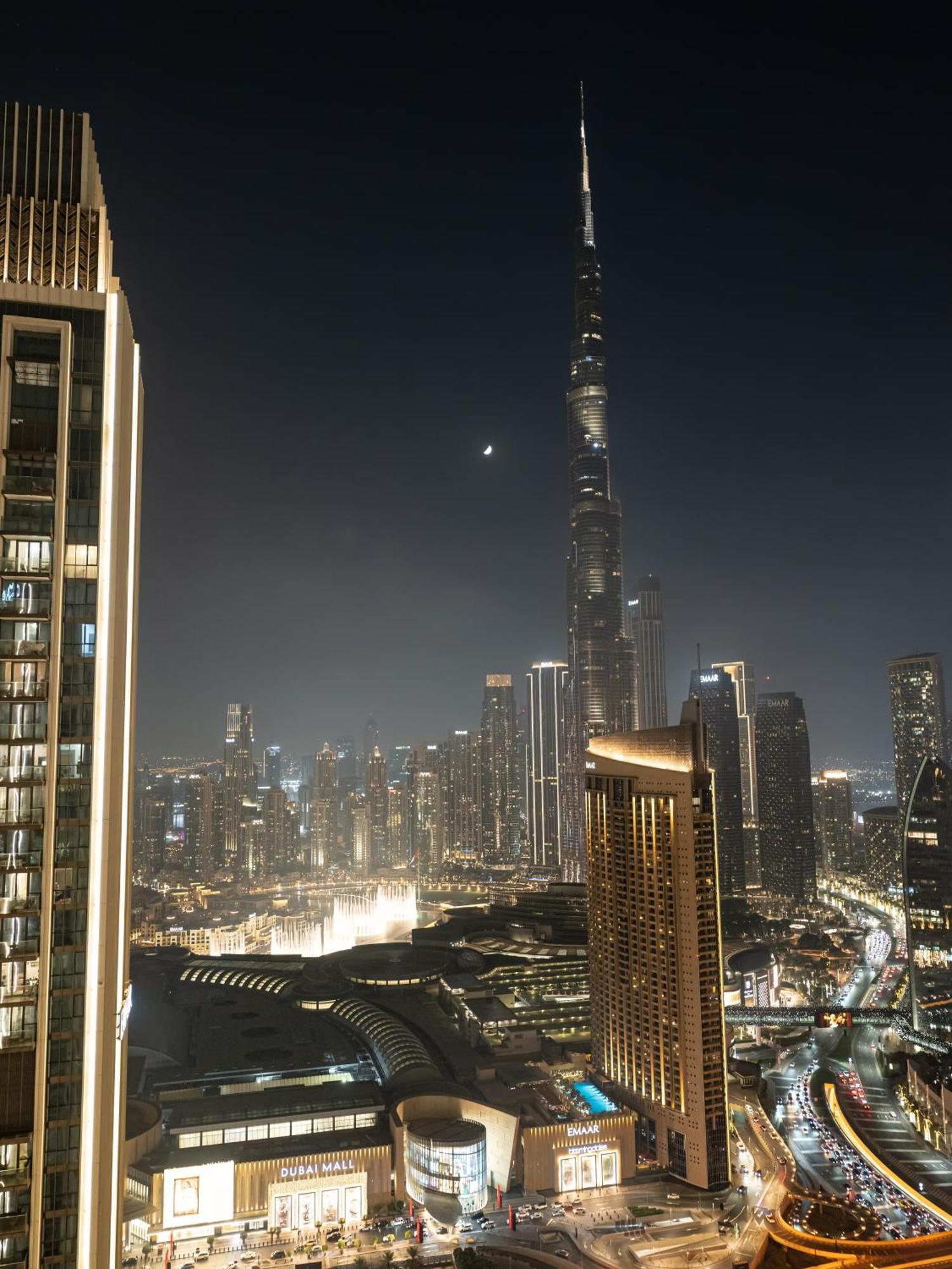 Chic 4 Bedroom I Burj Khalifa & Fountain Views I Direct Access To Mall I Free Gym, Pool, Parking Wi-fi And Ps5 I By Skyline Serenity Apartment *