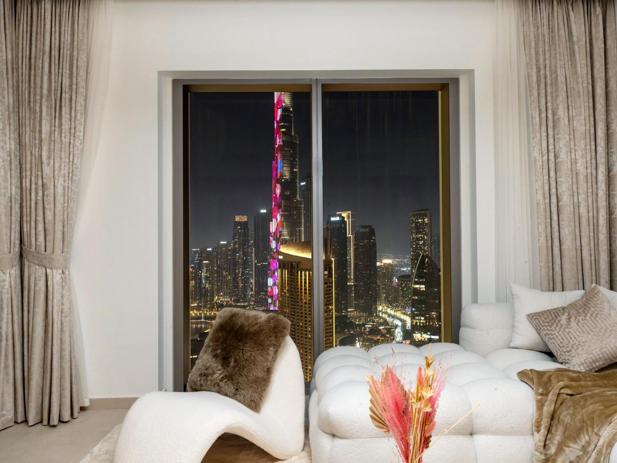 Chic 4 Bedroom I Burj Khalifa & Fountain Views I Direct Access To Mall I Free Gym, Pool, Parking Wi-fi And Ps5 I By Skyline Serenity Apartment Dubai