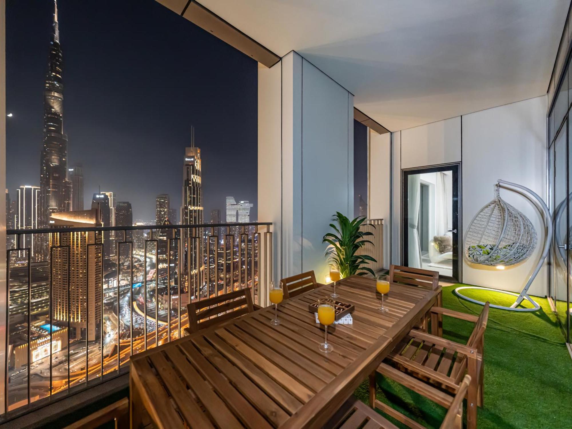 Apartment Chic 4 Bedroom I Burj Khalifa & Fountain Views I Direct Access To Mall I Free Gym, Pool, Parking Wi-fi And Ps5 I By Skyline Serenity