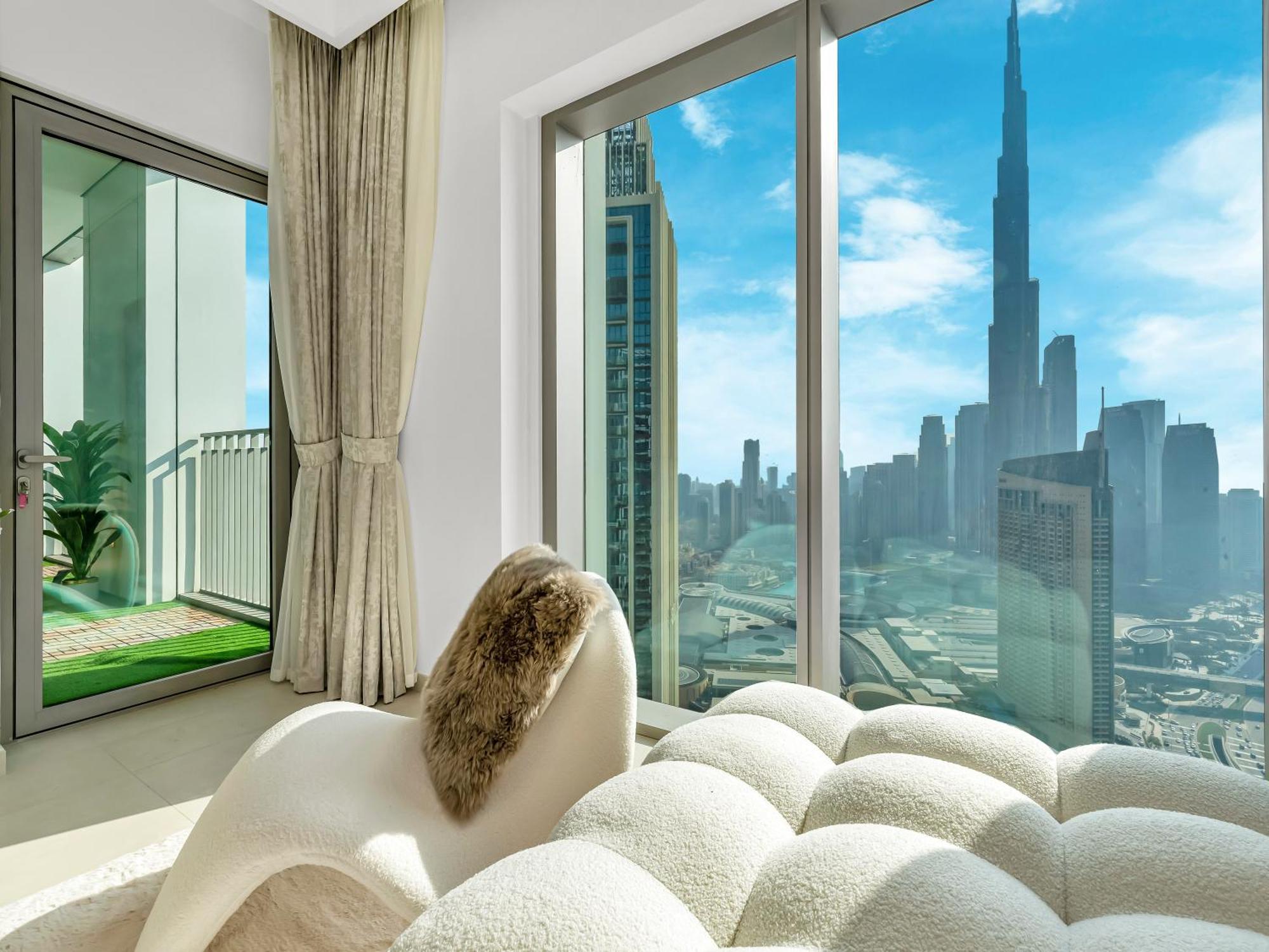 Chic 4 Bedroom I Burj Khalifa & Fountain Views I Direct Access To Mall I Free Gym, Pool, Parking Wi-fi And Ps5 I By Skyline Serenity Dubai