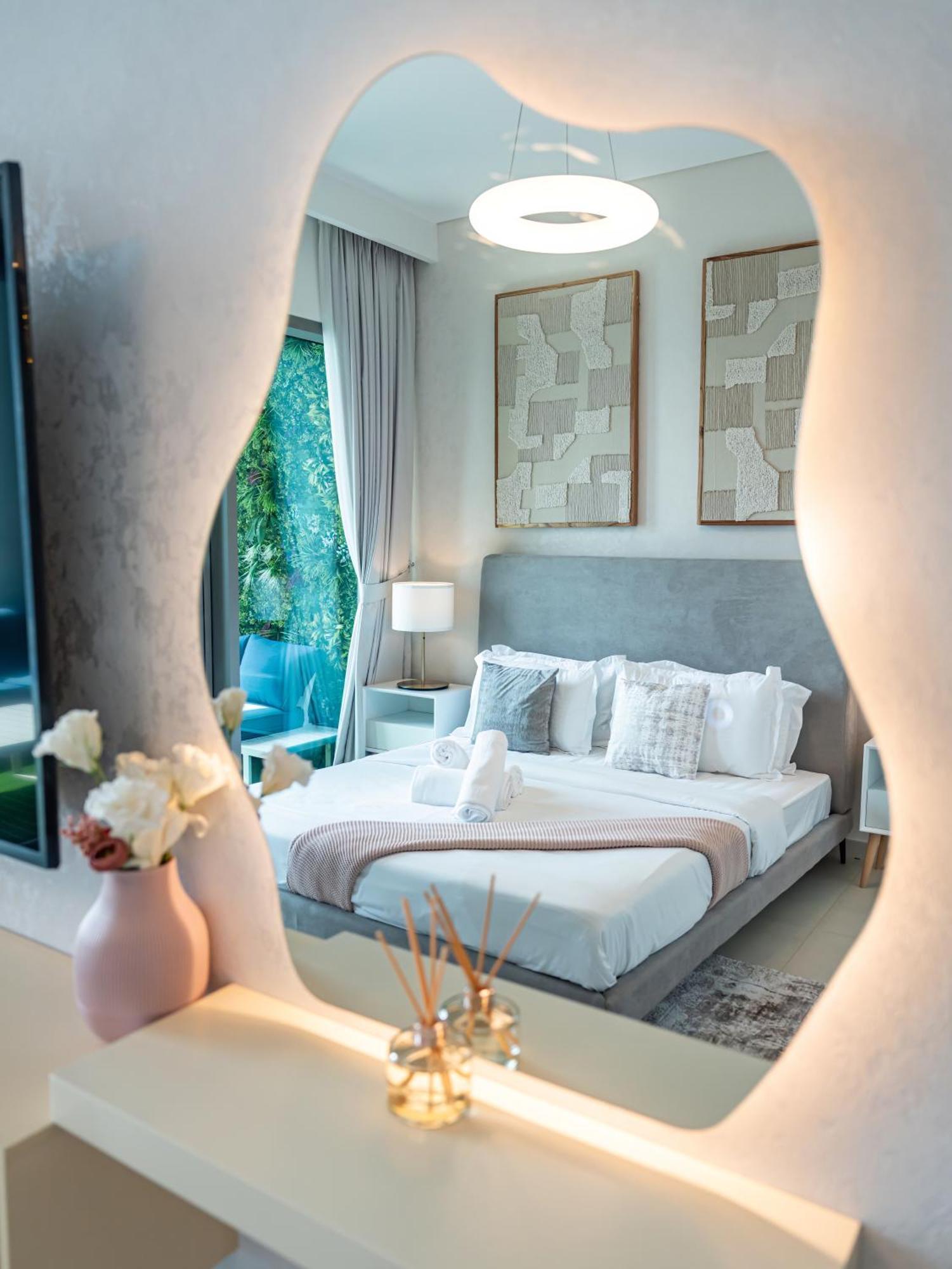 Chic 4 Bedroom I Burj Khalifa & Fountain Views I Direct Access To Mall I Free Gym, Pool, Parking Wi-fi And Ps5 I By Skyline Serenity