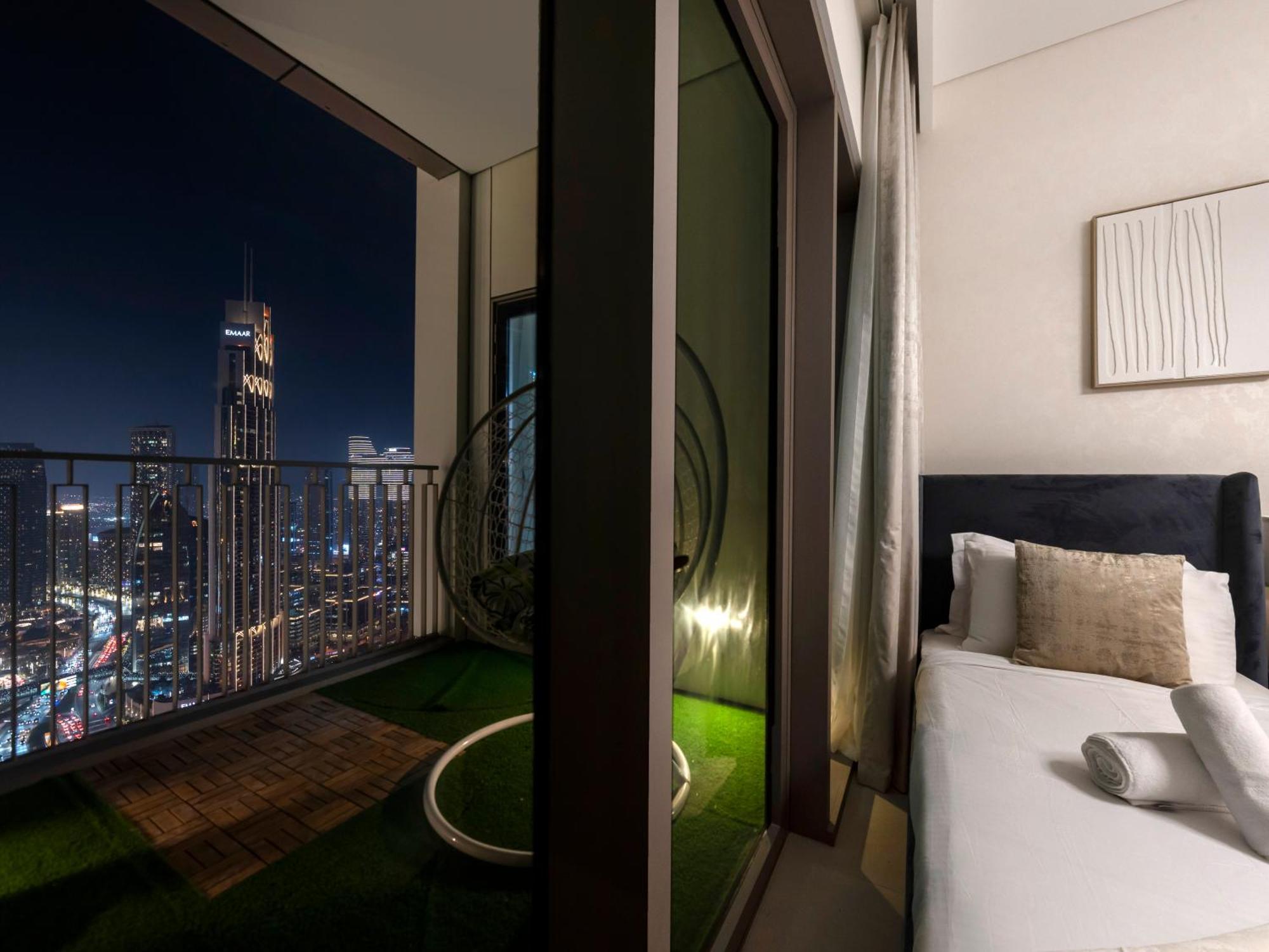 Chic 4 Bedroom I Burj Khalifa & Fountain Views I Direct Access To Mall I Free Gym, Pool, Parking Wi-fi And Ps5 I By Skyline Serenity Apartment Dubai
