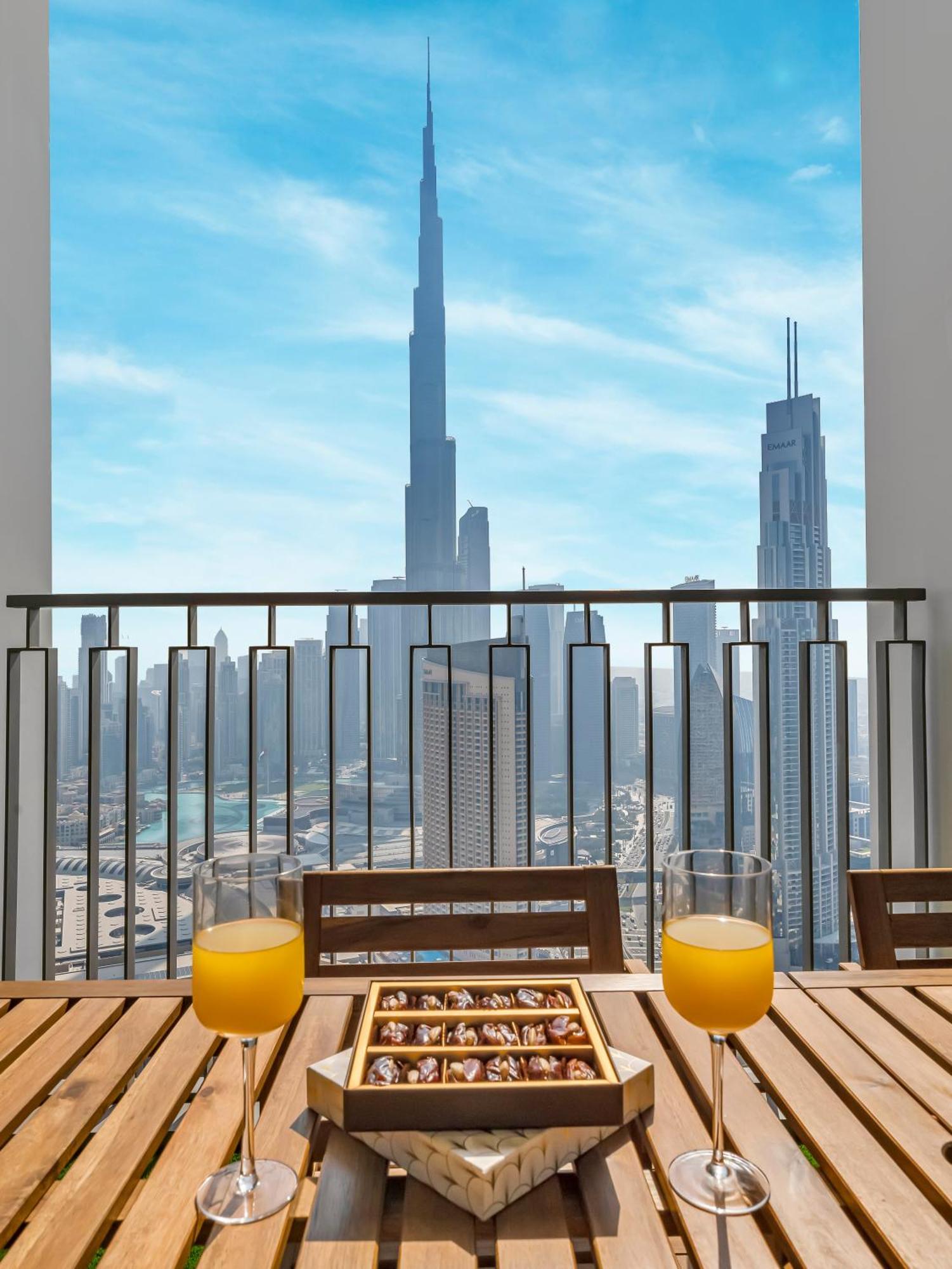 Apartment Chic 4 Bedroom I Burj Khalifa & Fountain Views I Direct Access To Mall I Free Gym, Pool, Parking Wi-fi And Ps5 I By Skyline Serenity