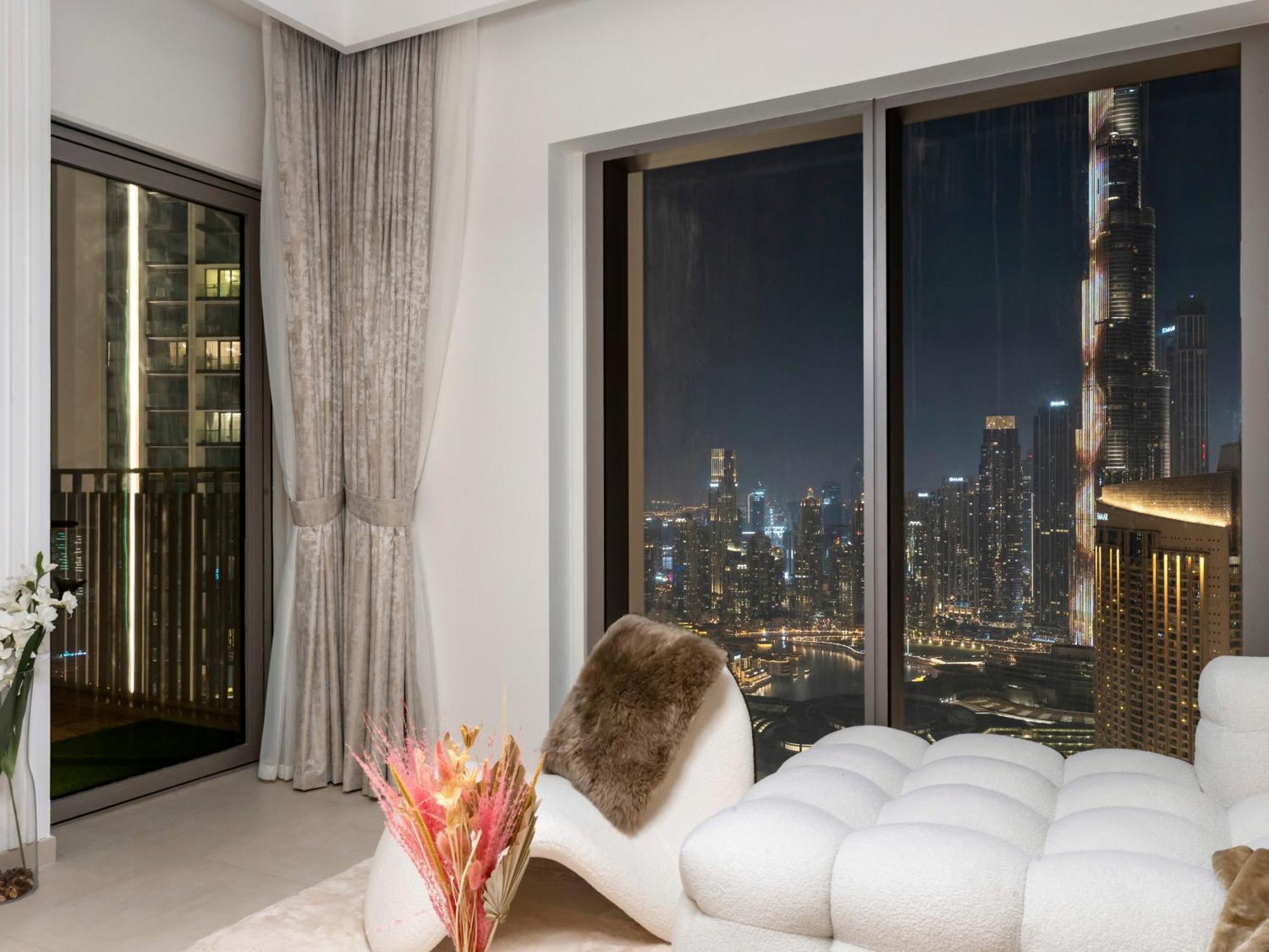 Chic 4 Bedroom I Burj Khalifa & Fountain Views I Direct Access To Mall I Free Gym, Pool, Parking Wi-fi And Ps5 I By Skyline Serenity Apartment Dubai