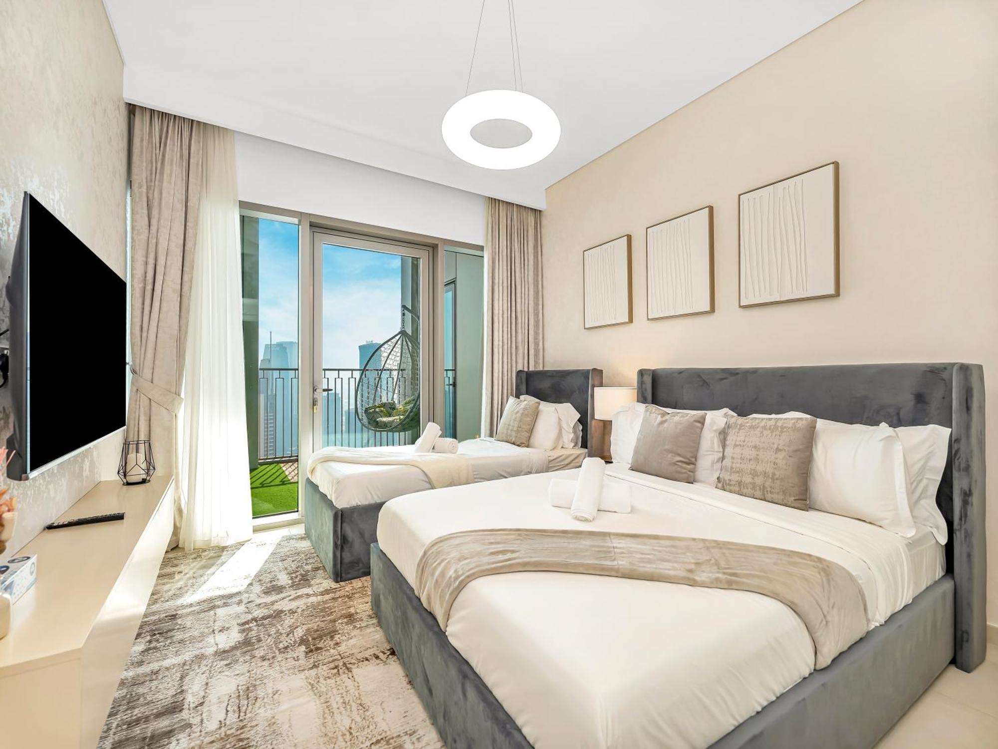 Chic 4 Bedroom I Burj Khalifa & Fountain Views I Direct Access To Mall I Free Gym, Pool, Parking Wi-fi And Ps5 I By Skyline Serenity Apartment *