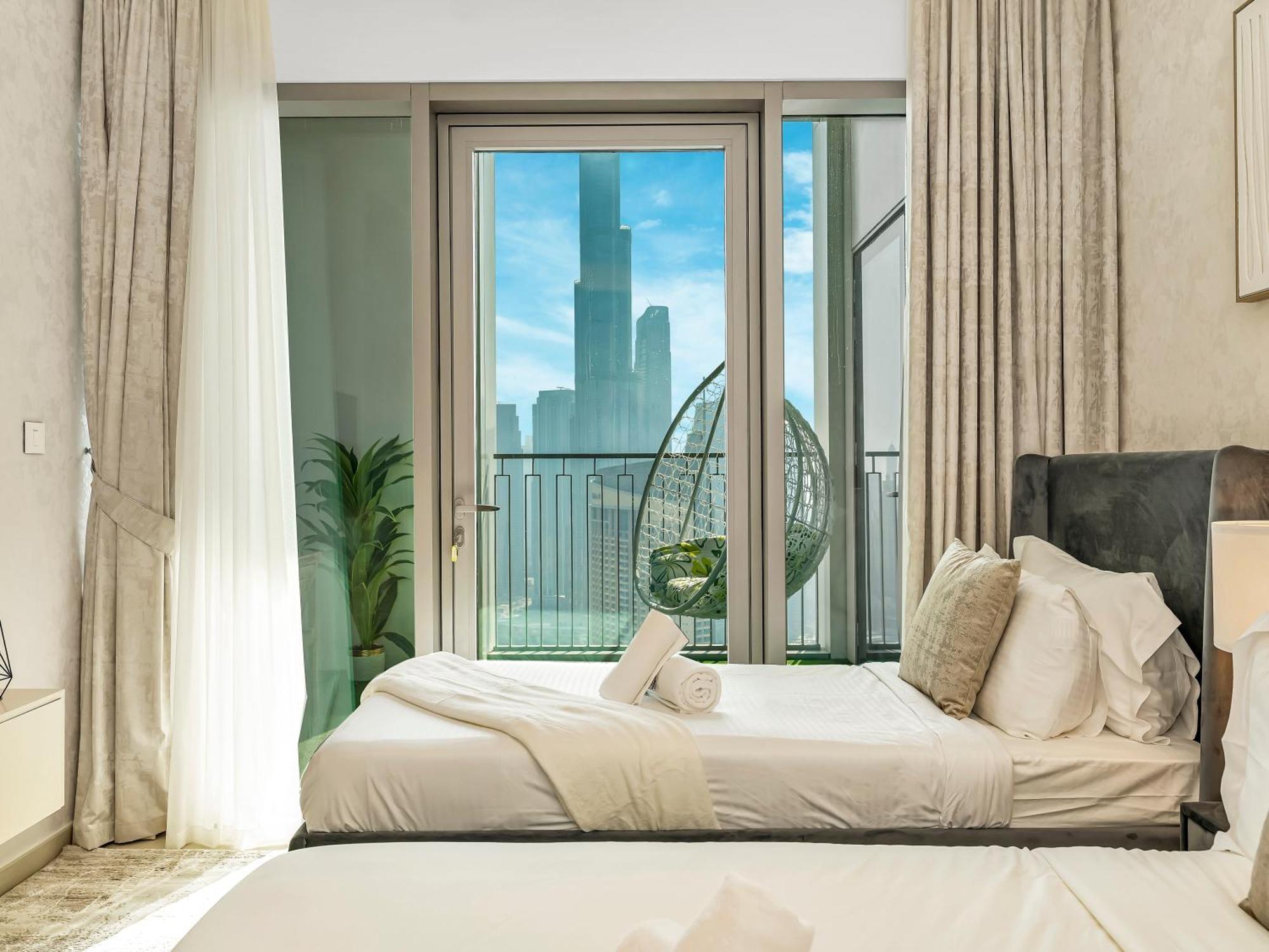 Apartment Chic 4 Bedroom I Burj Khalifa & Fountain Views I Direct Access To Mall I Free Gym, Pool, Parking Wi-fi And Ps5 I By Skyline Serenity Dubai