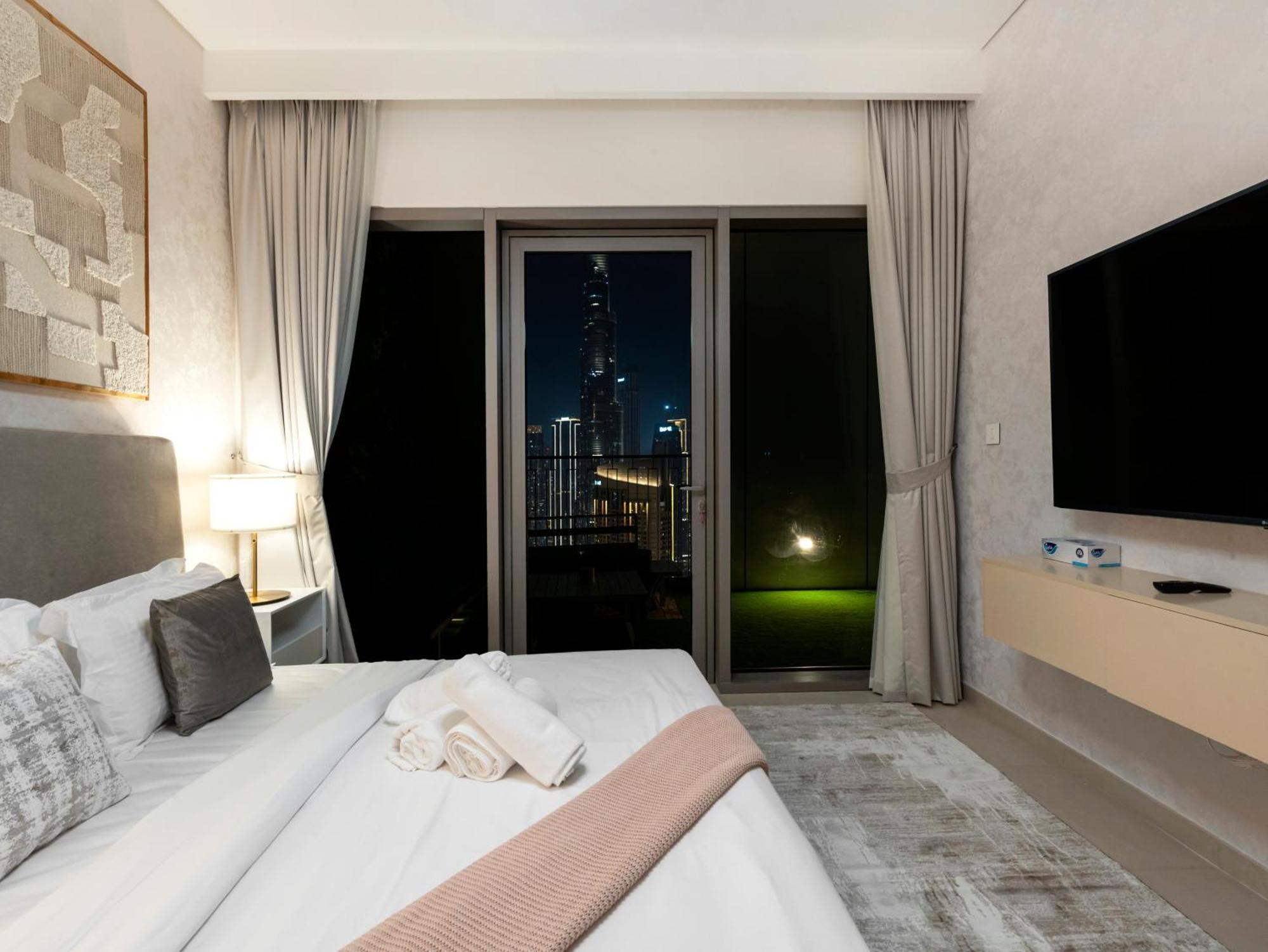 Chic 4 Bedroom I Burj Khalifa & Fountain Views I Direct Access To Mall I Free Gym, Pool, Parking Wi-fi And Ps5 I By Skyline Serenity Dubai