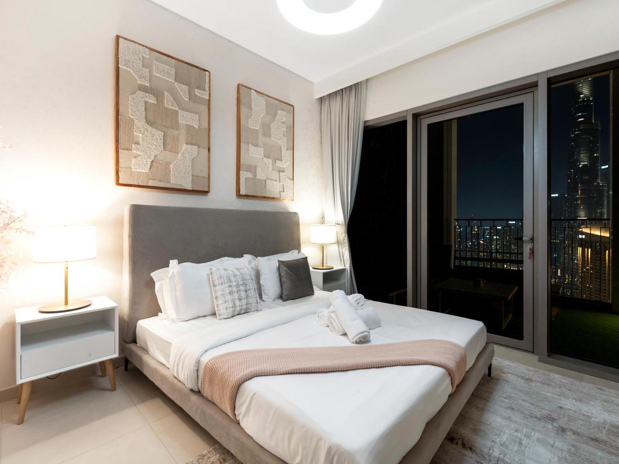 Chic 4 Bedroom I Burj Khalifa & Fountain Views I Direct Access To Mall I Free Gym, Pool, Parking Wi-fi And Ps5 I By Skyline Serenity Apartment *