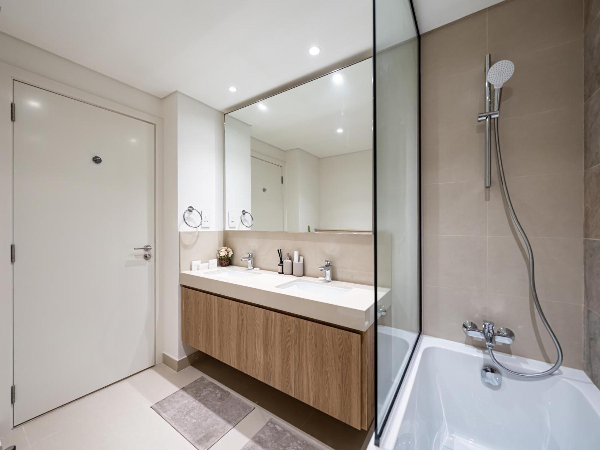 Apartment Chic 4 Bedroom I Burj Khalifa & Fountain Views I Direct Access To Mall I Free Gym, Pool, Parking Wi-fi And Ps5 I By Skyline Serenity Dubai