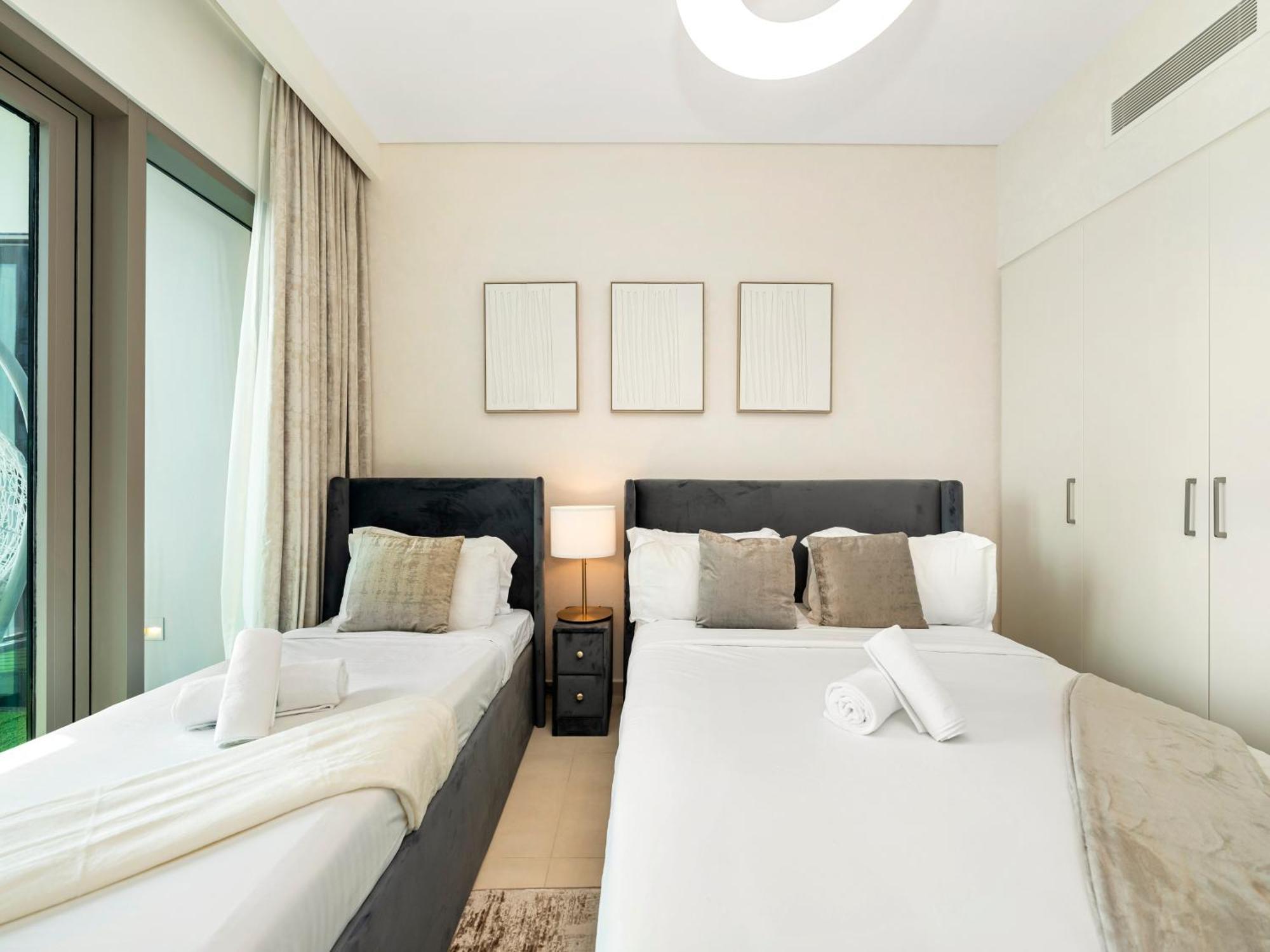 Chic 4 Bedroom I Burj Khalifa & Fountain Views I Direct Access To Mall I Free Gym, Pool, Parking Wi-fi And Ps5 I By Skyline Serenity *