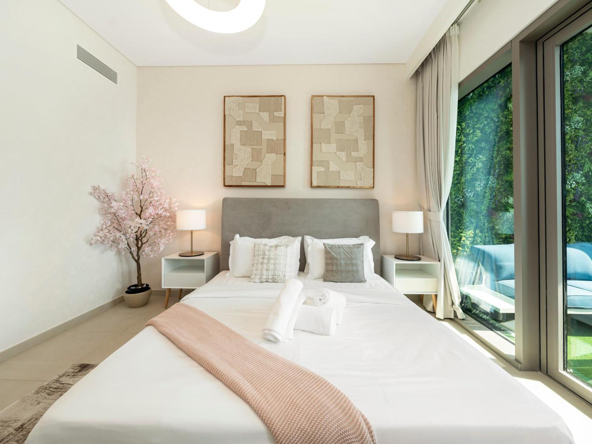 Chic 4 Bedroom I Burj Khalifa & Fountain Views I Direct Access To Mall I Free Gym, Pool, Parking Wi-fi And Ps5 I By Skyline Serenity Apartment *