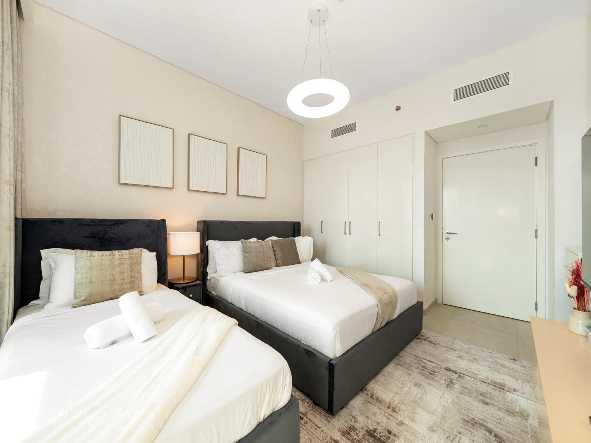 Apartment Chic 4 Bedroom I Burj Khalifa & Fountain Views I Direct Access To Mall I Free Gym, Pool, Parking Wi-fi And Ps5 I By Skyline Serenity