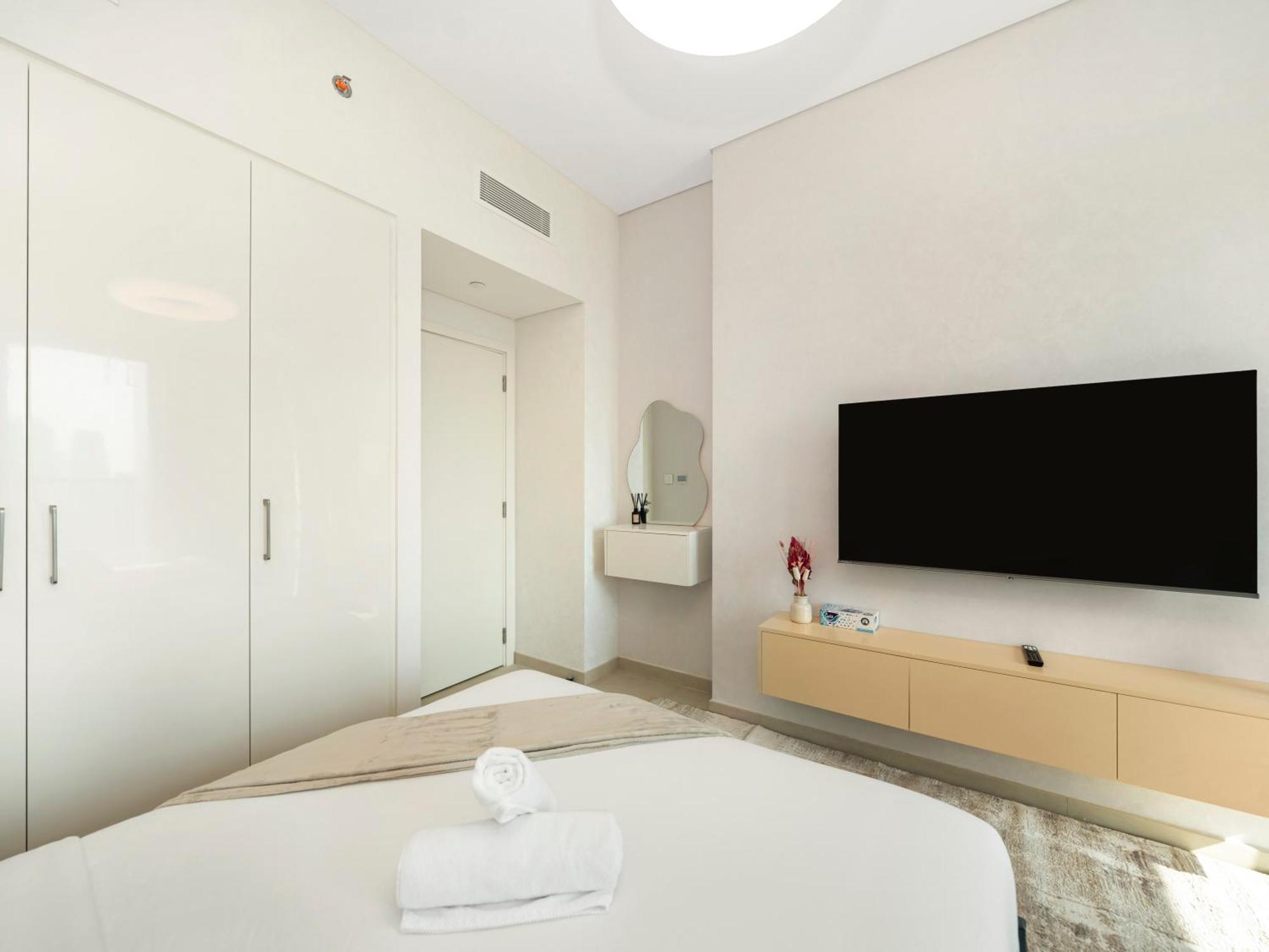 Apartment Chic 4 Bedroom I Burj Khalifa & Fountain Views I Direct Access To Mall I Free Gym, Pool, Parking Wi-fi And Ps5 I By Skyline Serenity *