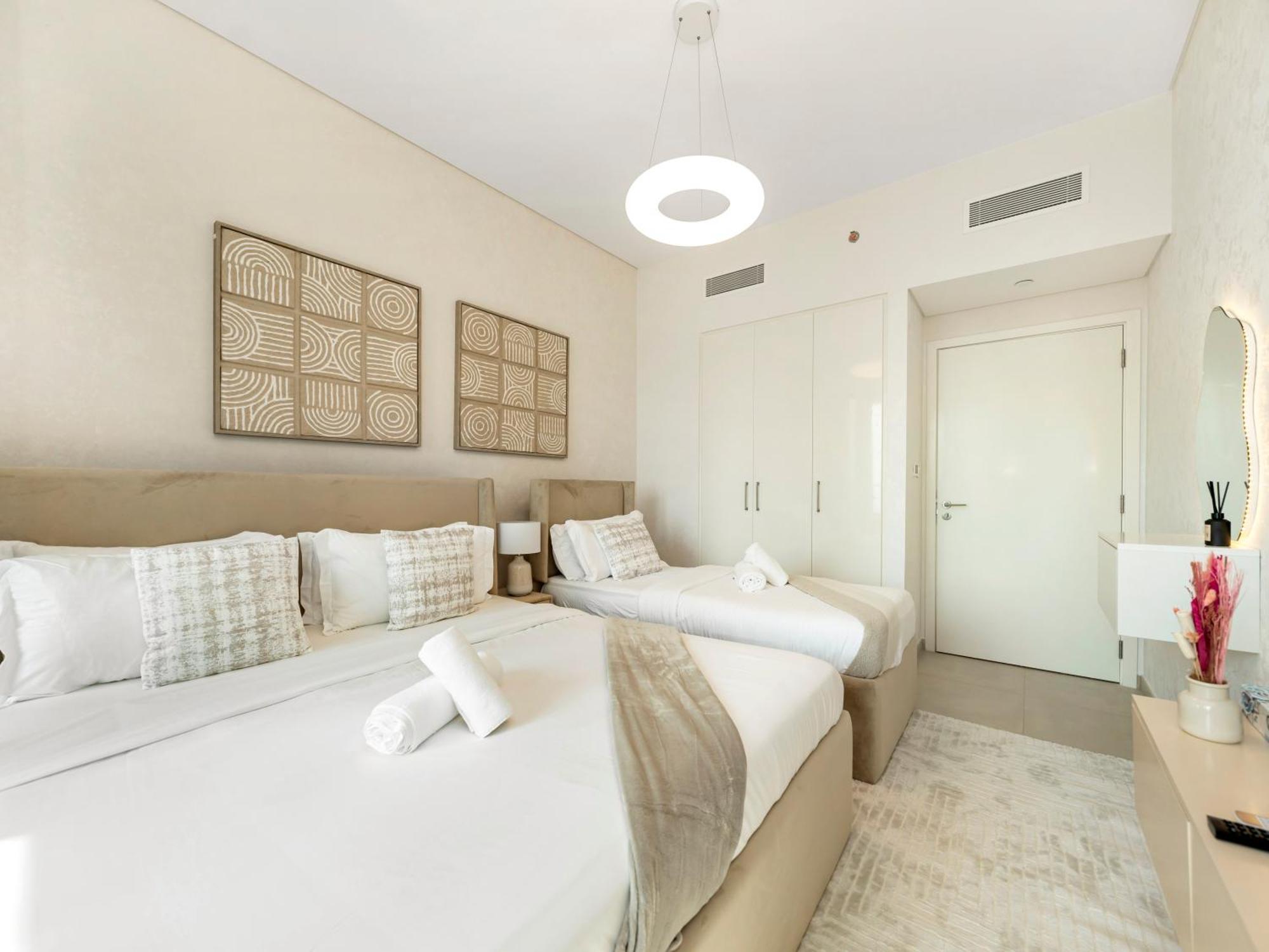 Chic 4 Bedroom I Burj Khalifa & Fountain Views I Direct Access To Mall I Free Gym, Pool, Parking Wi-fi And Ps5 I By Skyline Serenity * Dubai